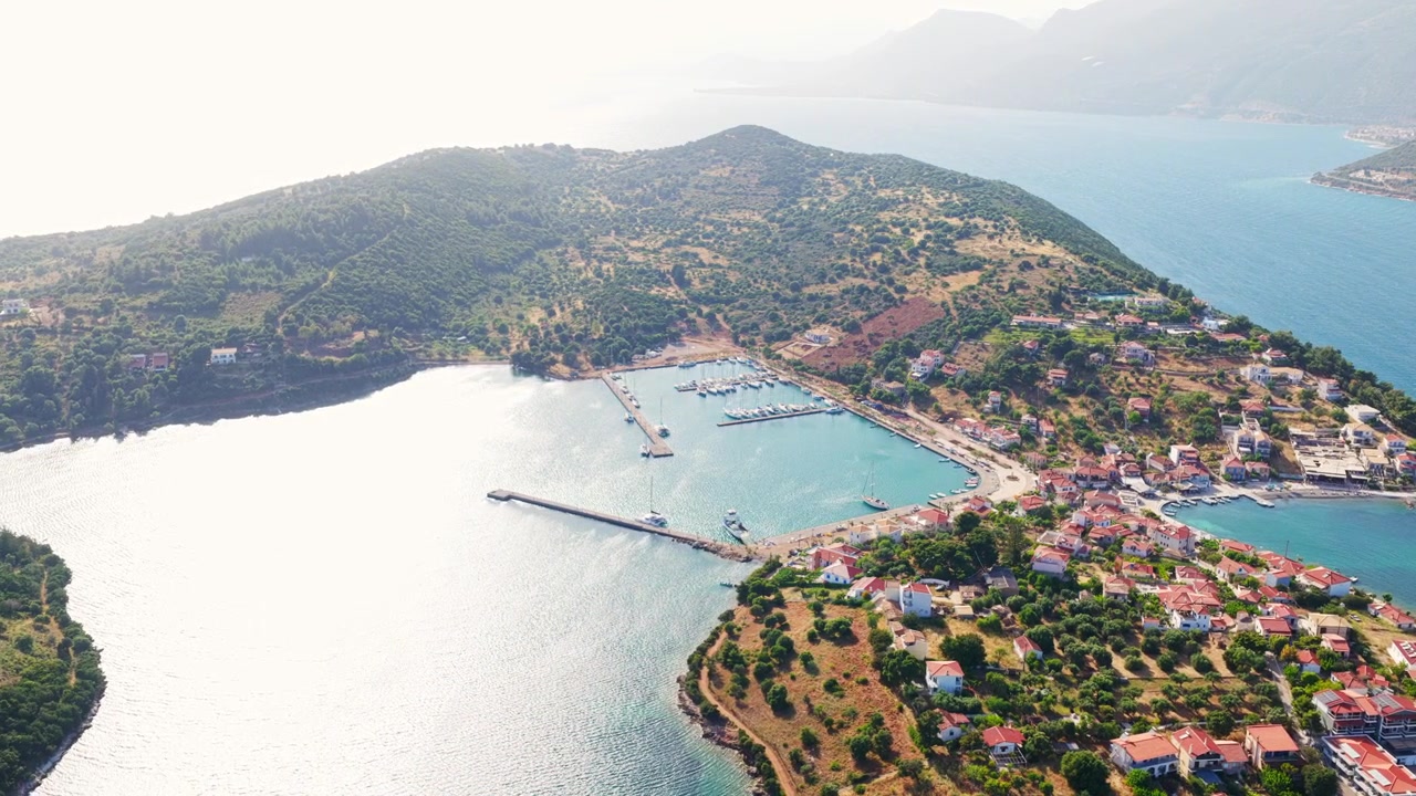 Trizonia ada köyünün güzel gün batımı havadan görünümü. Geleneksel Yunan kıyı liman kasabasının altın saat drone çekimi, Akdeniz tatili ve seyahat konsepti.