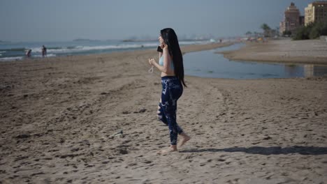 해변에서 고 있는 여자