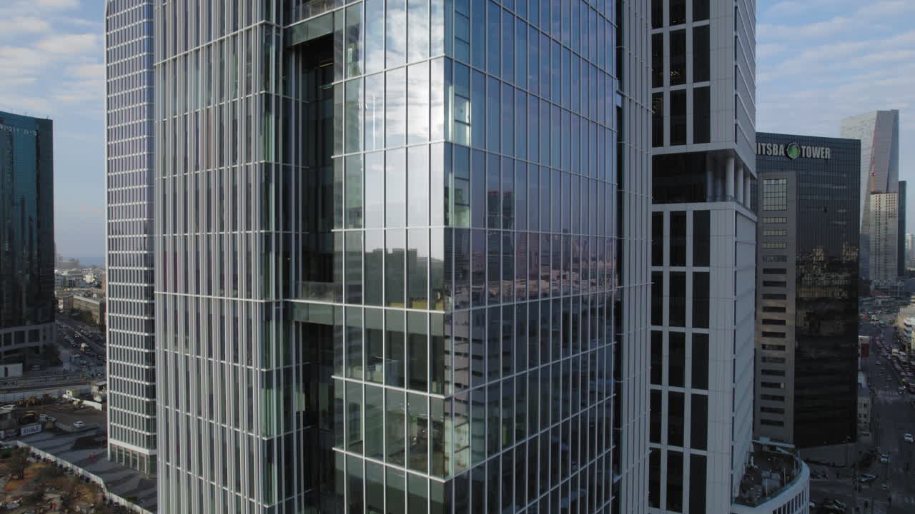 levantándose frente a un edificio de oficinas en un día laborable - subiendo la escalera