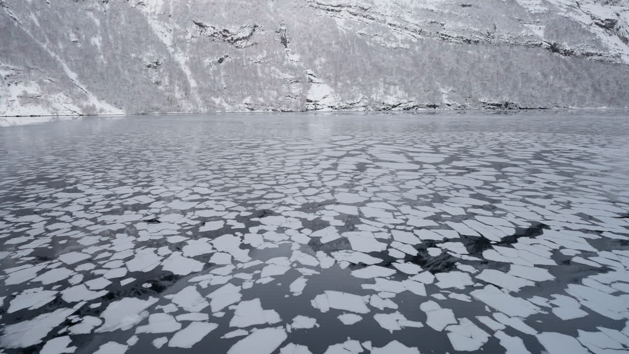 노르웨이의 geirangerfjord을 통해 겨울 보트 여행의 영상, 주변 눈 인 산에서 물 속의 얼음의 놀라운 풍경을 포착