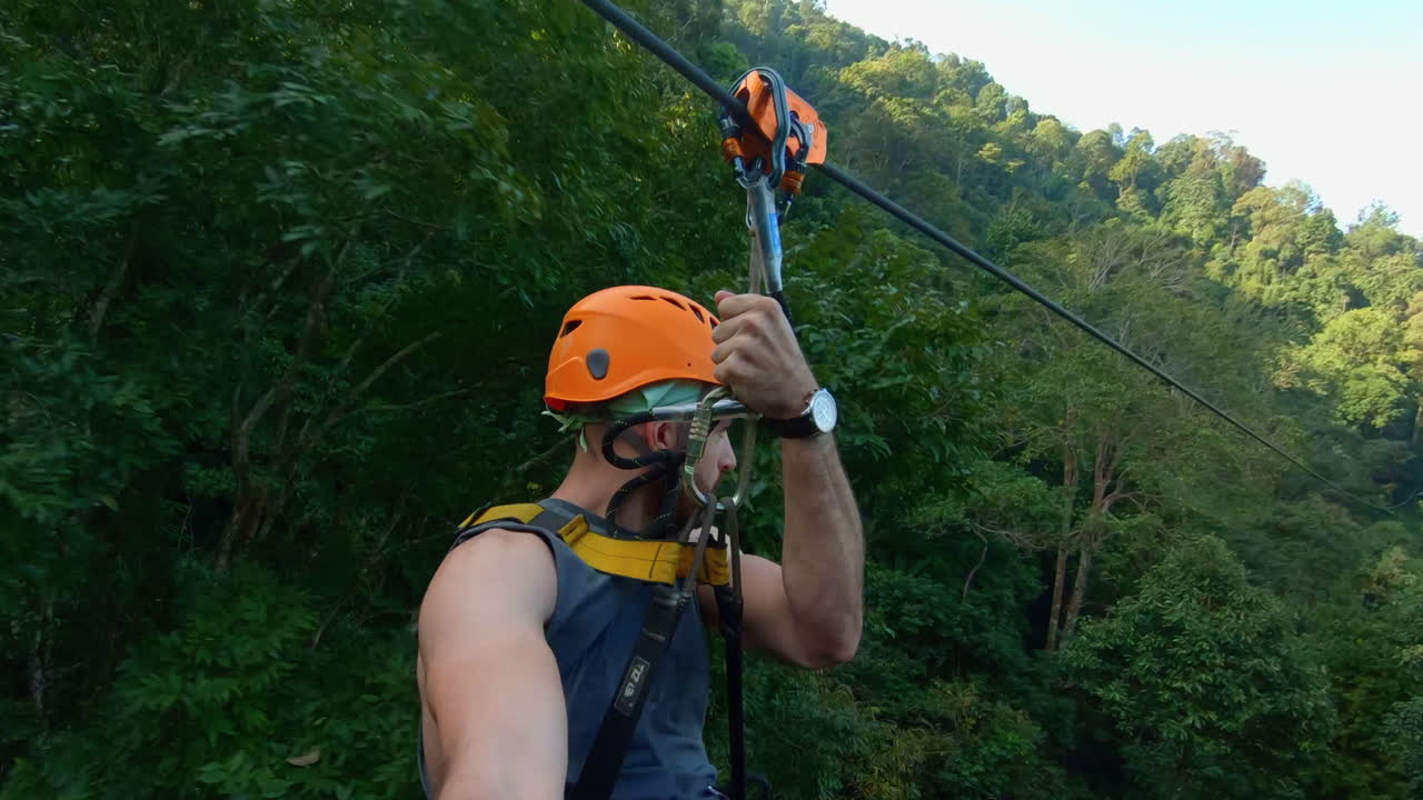 cámara lenta | hombre en zip-line - pov tailandia selva