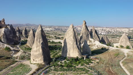 épica toma aérea cinematográfica de drones volando a través de las chimeneas de hadas y tobas en capadocia, turquía