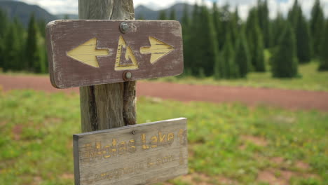 wandelpaden ondertekenen naaldbergen, colorado usa, molas lake en campingrichtingen