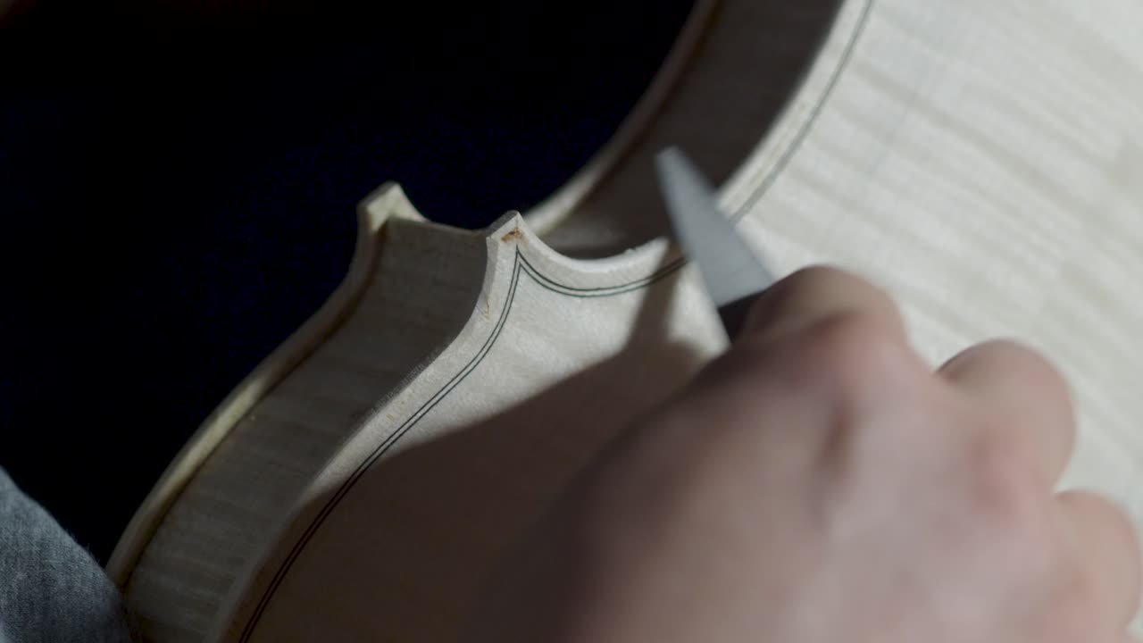 크레모나 (cremona) 의 작업실에서 새로운 클래식 수작업 원시 바이올린을 만드는 장인 (luthier) 의 매크로 클로즈업 (macro close-up)