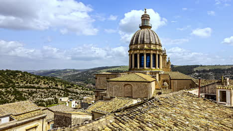 una vista de un castillo histórico en una colina y un paisaje montañoso en italia