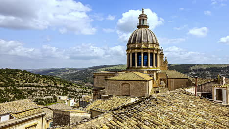 une vue d'un château historique sur une colline et d'un paysage montagneux en italie