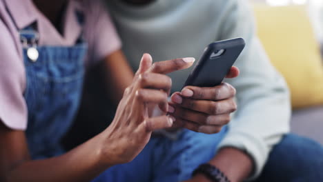 teléfono, búsqueda o manos de la pareja en las redes sociales