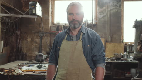 retrato de un herrero en el trabajo