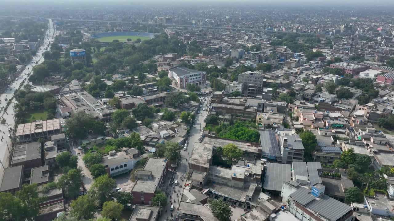 vista de avión no tripulado de la abarrotada ciudad de gujranwala con calles congestionadas, estadio de cricket y muchos edificios y con un hermoso paisaje urbano en punjab, pakistán