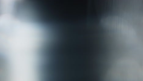 fugas de luz abstractas en un fondo negro.