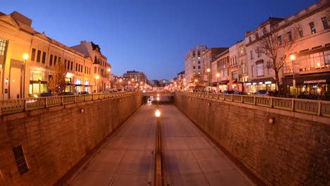 Lapso-De-Tiempo-De-Movimiento-Del-Tráfico-De-La-Hora-Punta-Al-Anochecer-En-Conneticut-Avenue-En-Dupont-Circle-En-Washington-DC