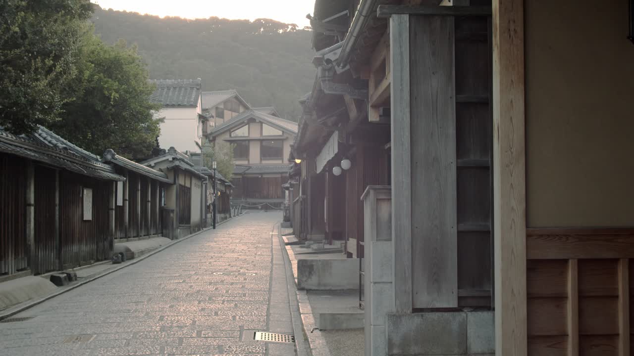 diapositiva del amanecer y las calles temprano en la mañana en kyoto, japón 4k cámara lenta