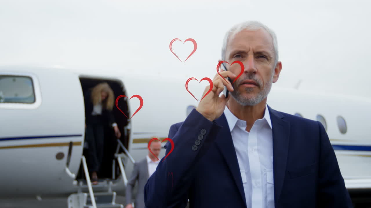 스마트폰을 사용하는 백인 사업가에 대한 심장 아이콘의 애니메이션