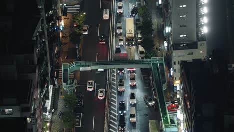 vista de ángulo alto del tráfico congestionado en el paisaje urbano de shibuya en la noche en tokio, japón