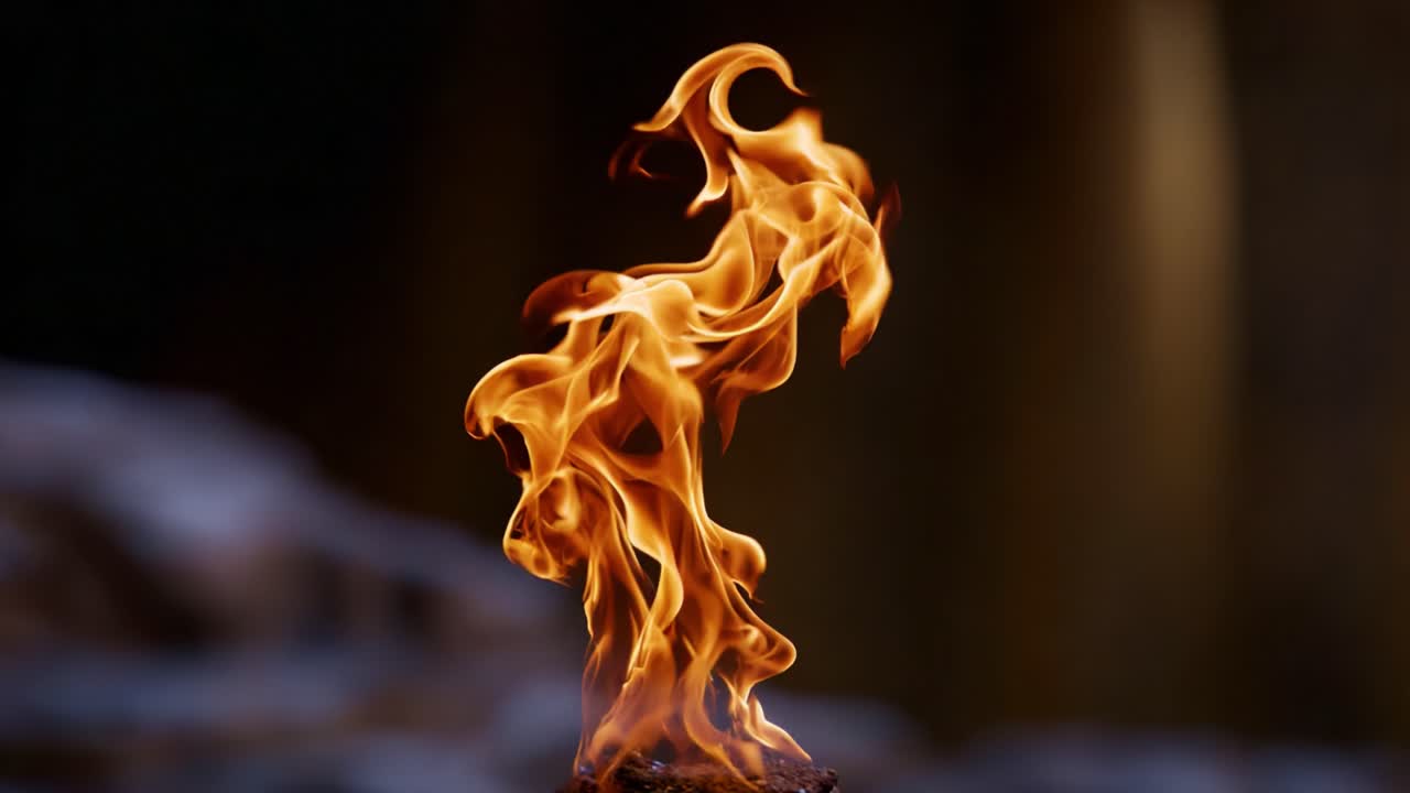 Fiamme spettacolari danzano con eleganza nell'aria, creando intricati motivi di luce e ombra su uno sfondo scuro, catturando la bellezza del fuoco