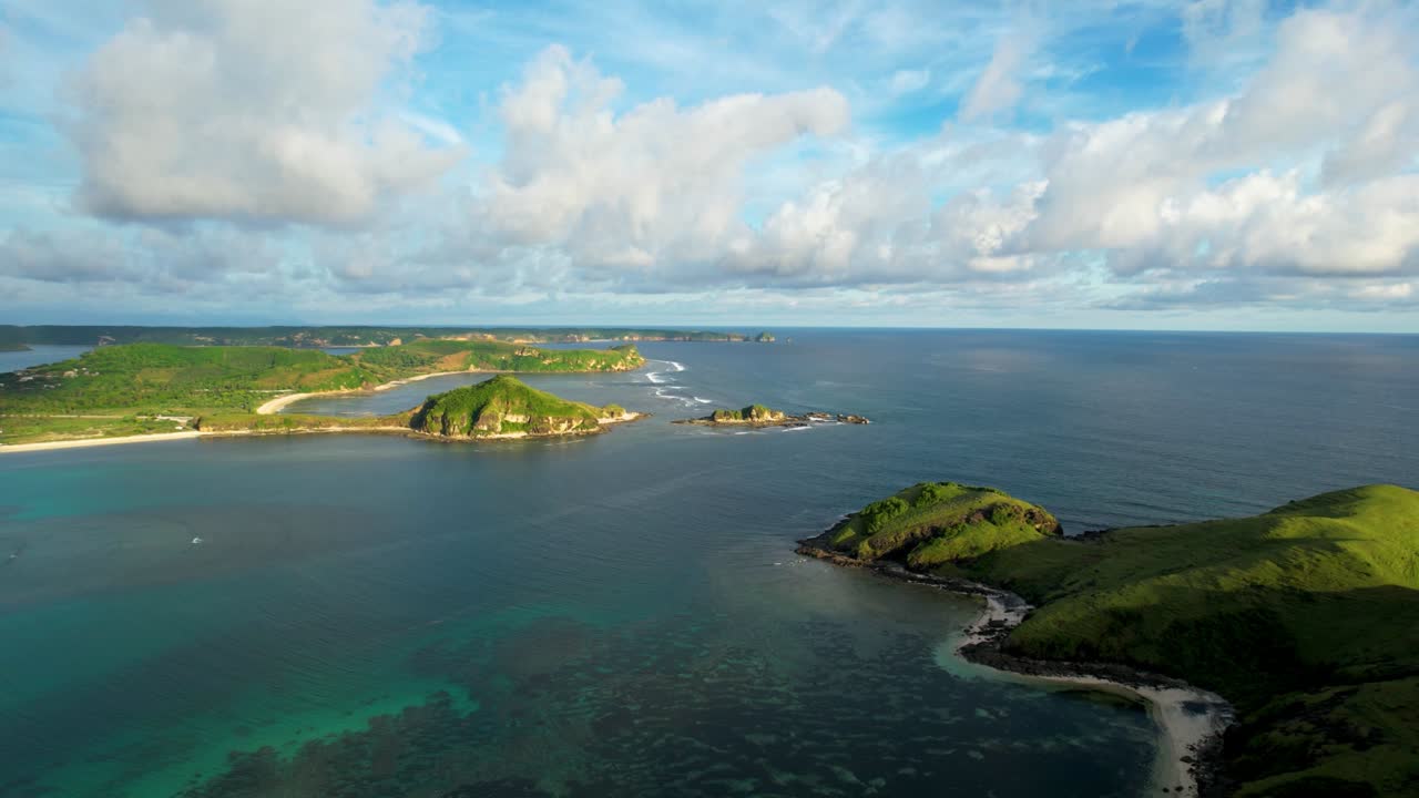 vista aérea de selong belanak, una isla tropical con playa de arena