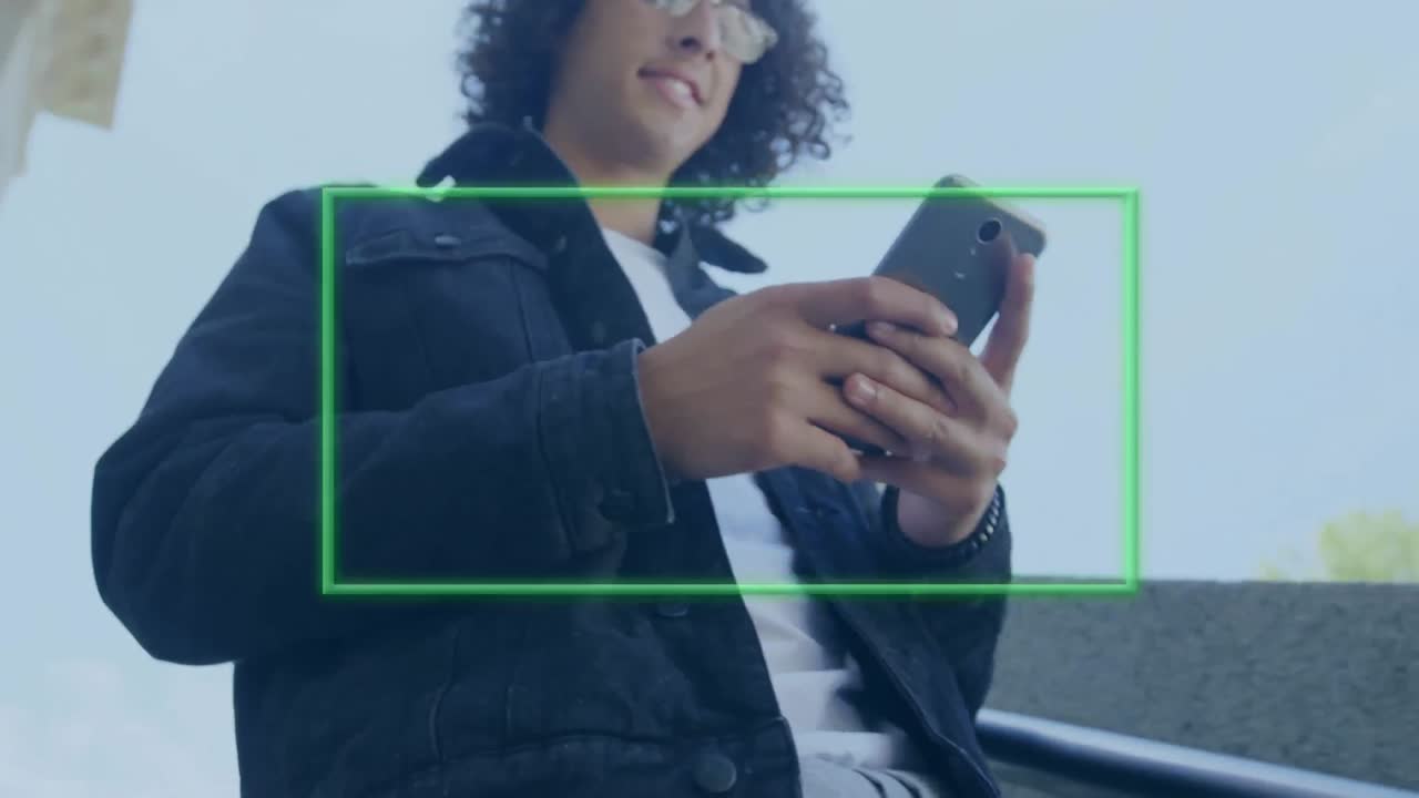 animación de un cuadro verde sobre un hombre usando un teléfono inteligente