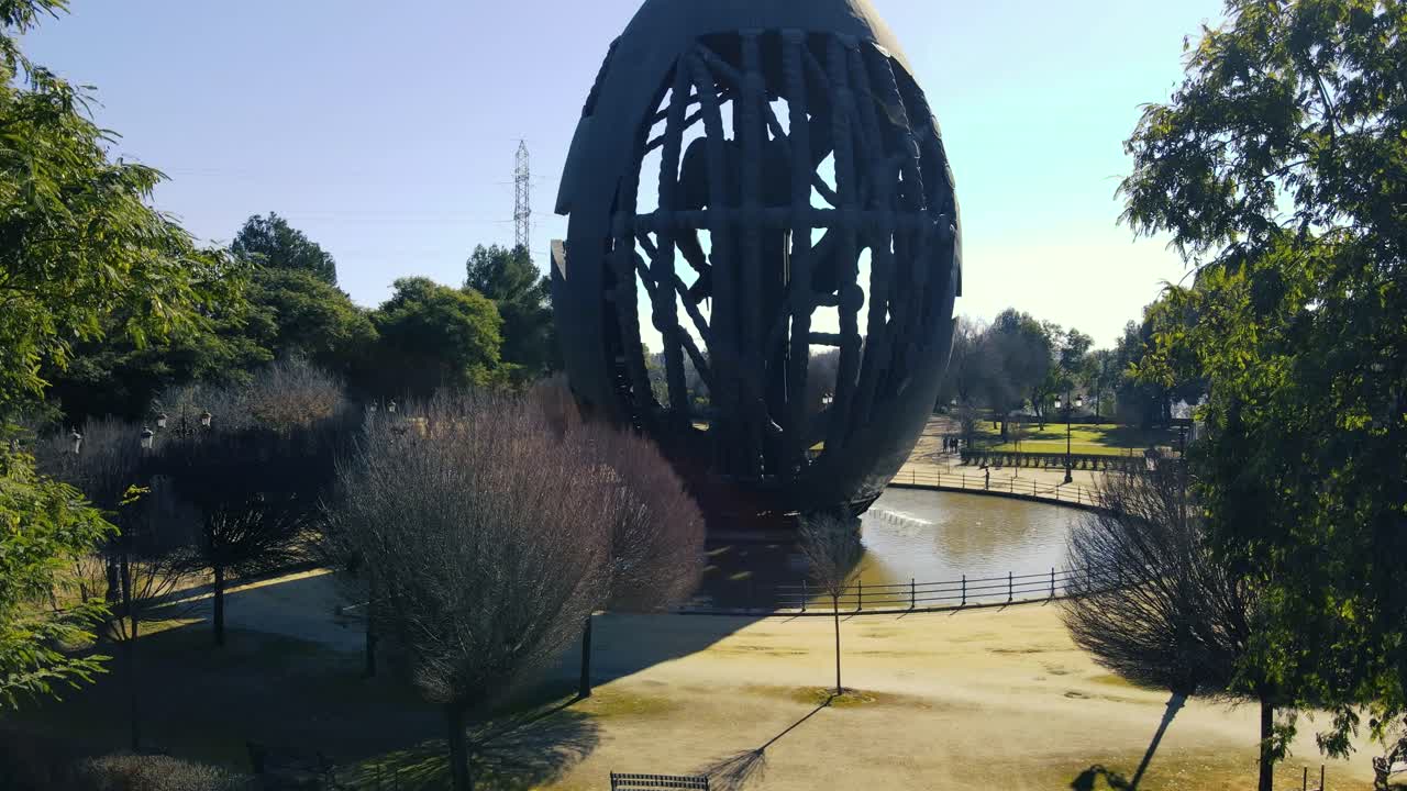 도시 공원 에 있는 달 모양 의 기념물