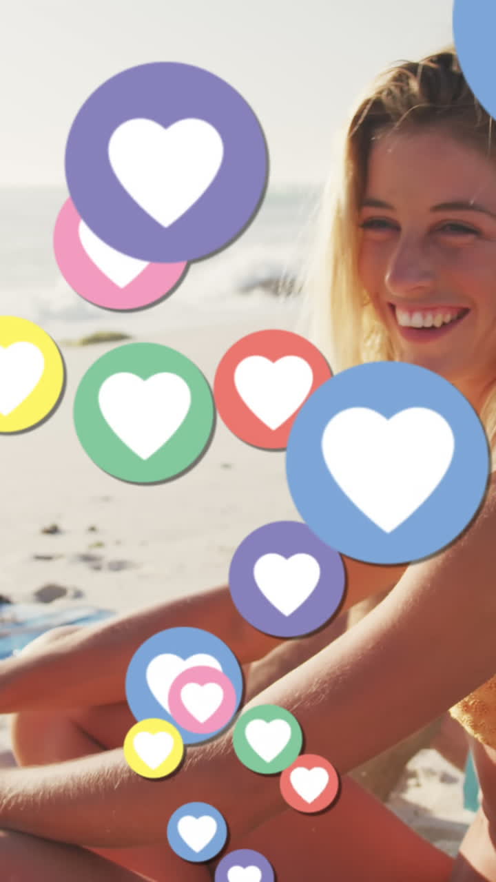 animación de iconos digitales de corazón sobre amigos divirtiéndose en la playa