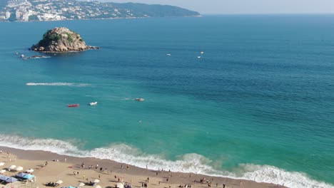 Toma-Aérea-De-Una-Playa-Y-Roca-En-Acapulco-Mexico