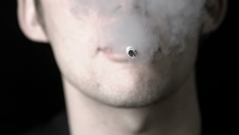 hombre fumando un cigarrillo