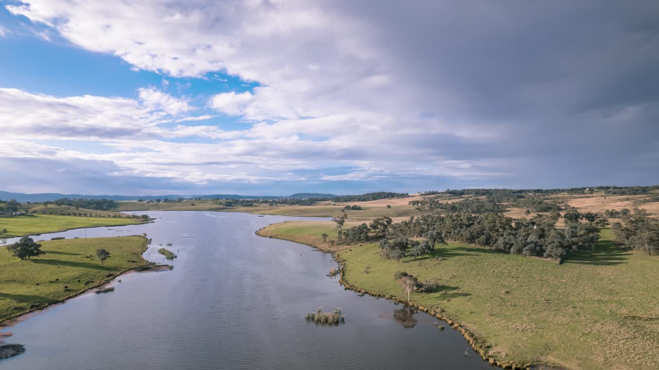 hiperlapso elevado al atardecer de un hermoso lago en tierras de cultivo, sur de nsw