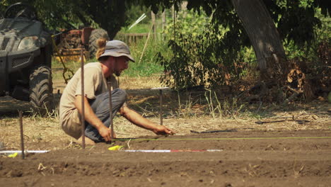 técnico trabajando en una parcela, agrónomo haciendo cálculos en el campo, concepto de agricultura