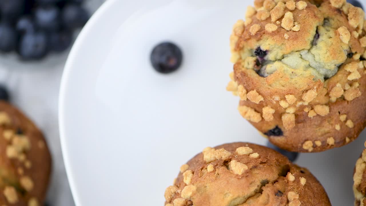 muffins de arándanos frescos en una placa giratoria (con bucle sin costuras)