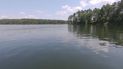 Nubes-Blancas,-Cielo-Azul,-Paseo-En-Bote-Por-El-Lago,-Tiro-De-ángulo-Bajo,-Lago-Degray,-Arkansas,-Ee.uu.