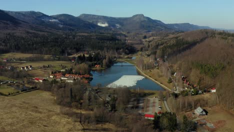 radkow - lago artificial construido en la década de 1960 en polonia radkow,polonia,montañas,drone,antena,cielo,azul,junto al lago,cimas de las montañas