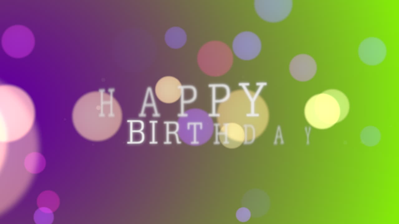 primer plano animado texto de feliz cumpleaños con bokeh en el fondo de vacaciones