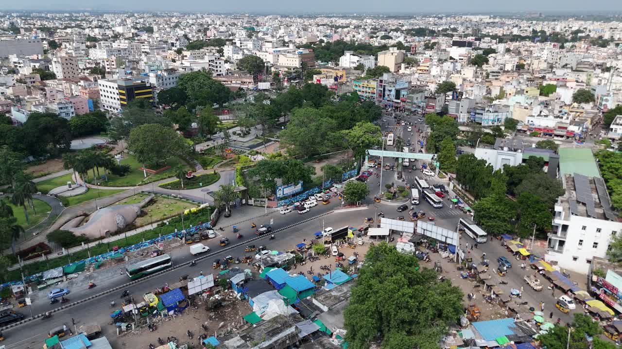 Ripresa panoramica con drone di grattacieli vicino allo svincolo autostradale ad Amaravati