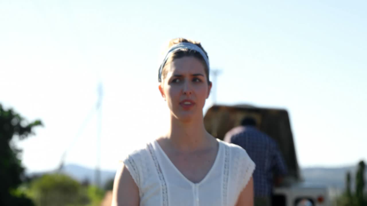 자동차를 수리하는 동안 여자에게 소리를 지르는 남자 4k