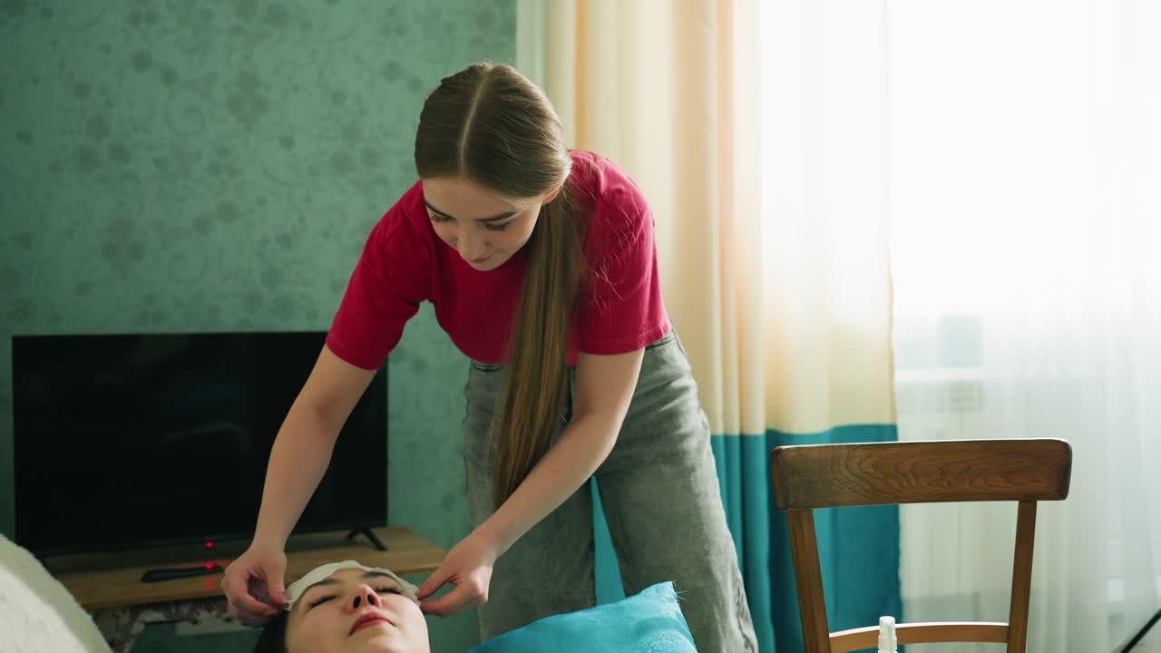 Una mano suave alivia la fiebre; un proveedor de atención médica aplica paños fríos para reducir la temperatura de forma efectiva; una enfermera aplica compresas frías suavemente para disminuir rápidamente la temperatura corporal elevada.