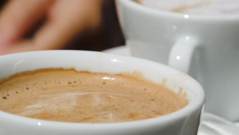poner azúcar en la taza con el café