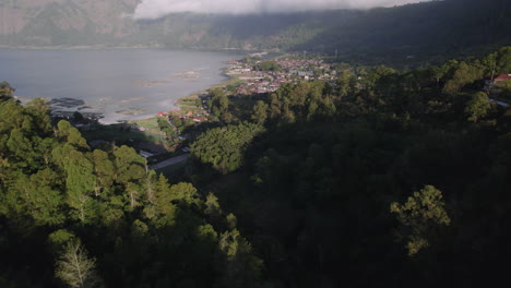 巴厘島的空中拍攝 飛行在藍湖上空 環繞著漁村和山上的森林