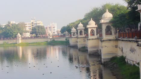 Lakhota-Lake-Jamnagar-City-Gujarat-Almacen-De-Video-I-Lake-Con-Un-Hermoso-Brillo-Dorado-Y-Pájaros-En-Ella-Almacen-De-Video