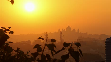 Sonnenaufgangsansicht-Des-Historischen-Palastes-Mit-Gegenlicht-Und-Dramatischem-Orangefarbenem-Himmelshintergrund-Am-Morgen