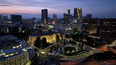 edificio del capitolio del estado de georgia en atlanta, georgia por la noche con video de drones moviéndose en plano ancho