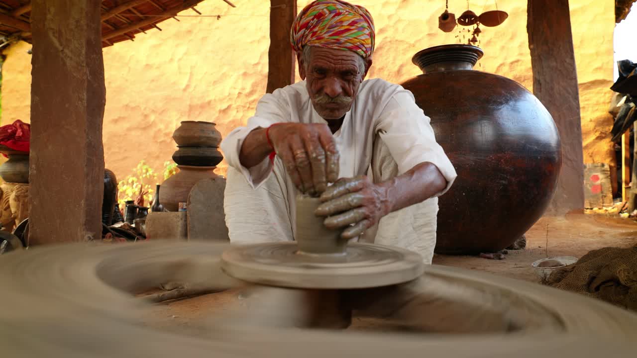 Pottemaker på jobb lager keramiske retter. India, Rajasthan.