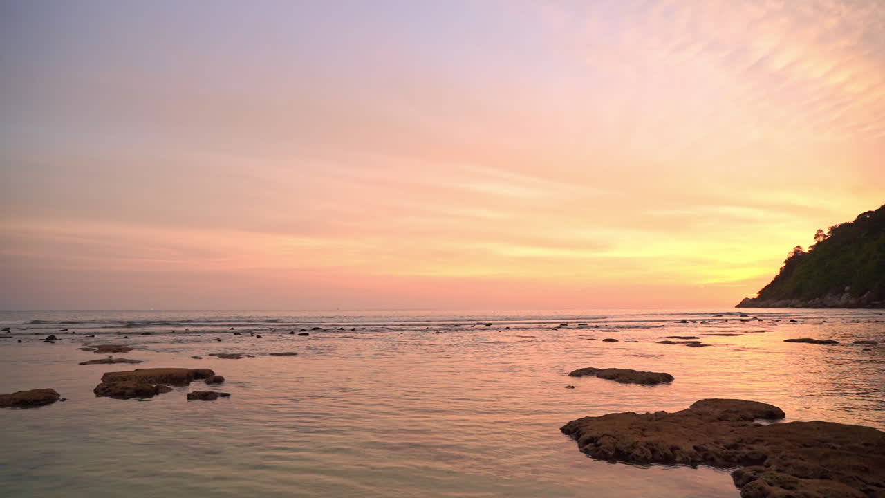 물에 태양 반사와 일몰 바다의 멋진 전망