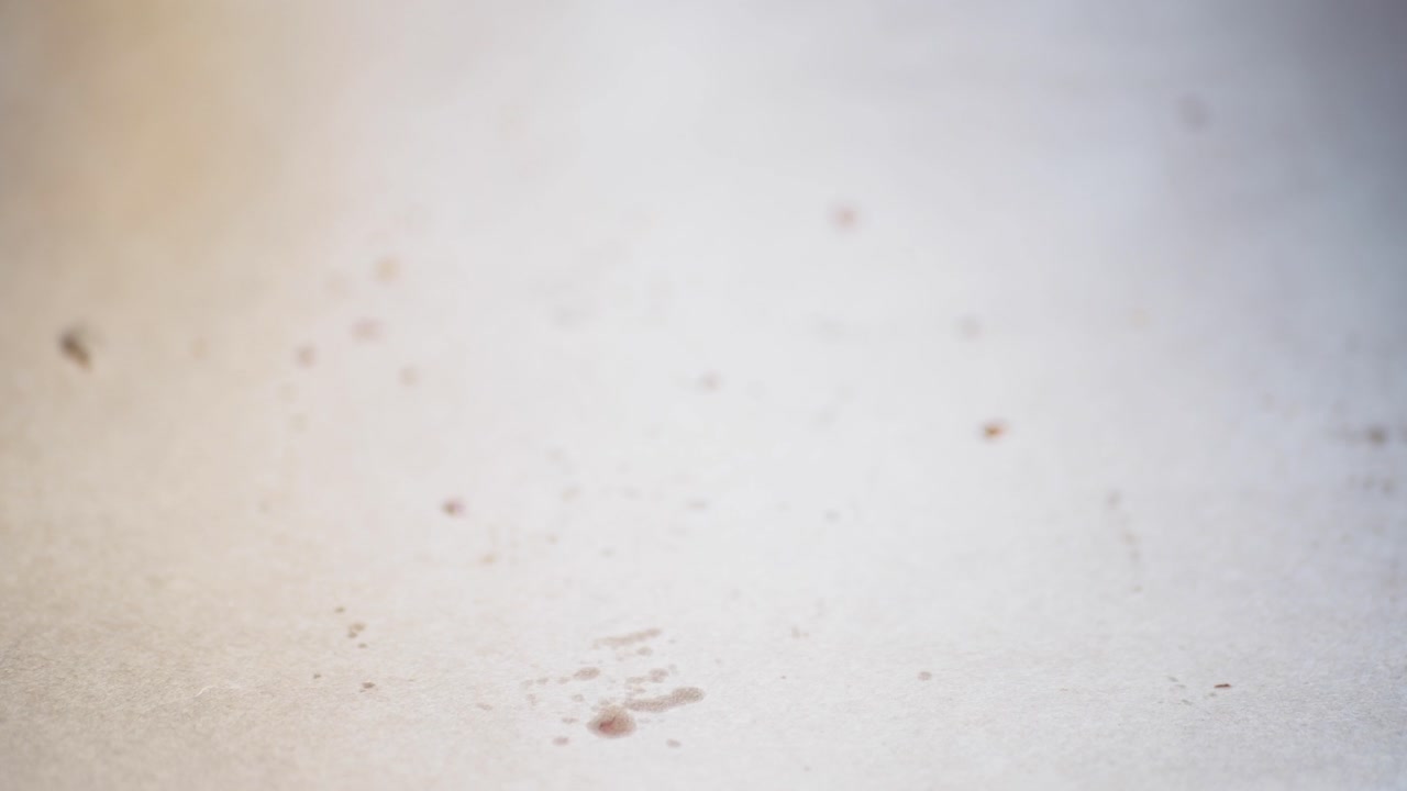 보라색 에너지 바를 들고 있는 손