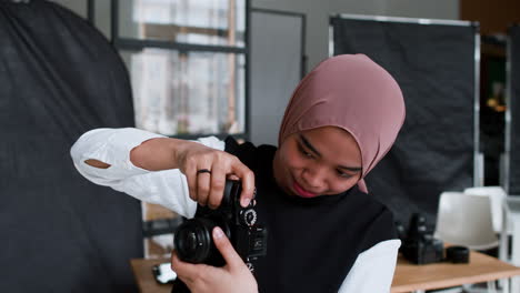 fotograf, der im studio fotos macht