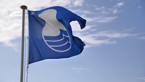 Die-Blaue-Flagge-Ist-Eine-Auszeichnung-Der-Europäischen-Stiftung-Für-Umweltbildung-An-Strände-Und-Häfen,-Die-Eine-Reihe-Von-Umweltbedingungen-Und-Einrichtungen-Erfüllen