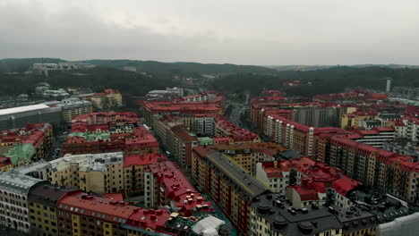 Toma-Aérea-De-Los-Apartamentos-De-Gotemburgo-En-Un-Día-Nublado