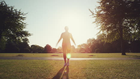 Frau-Trainiert-Morgens-Draußen-Im-Park