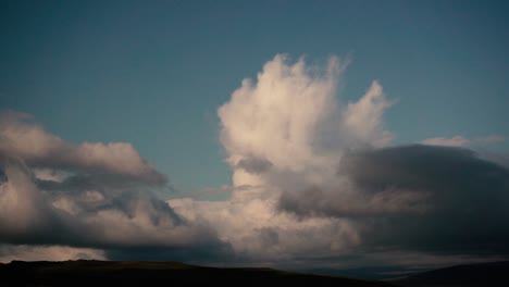 timelapses de locas nubes en movimiento en islandia