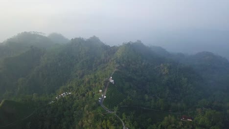 vista aérea de un avión no tripulado de rod en la cima de la colina menoreh, magelang, indonesia