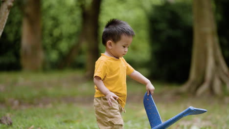 Niño-Vietnamita-En-Un-Parque