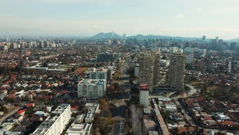 Paisaje-Urbano-De-Las-Condes,-Región-Metropolitana-De-Santiago,-Chile---Toma-Aérea-De-Drones